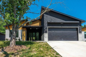 Family Fun House - Pet Friendly! 12 Min to Oaklawn